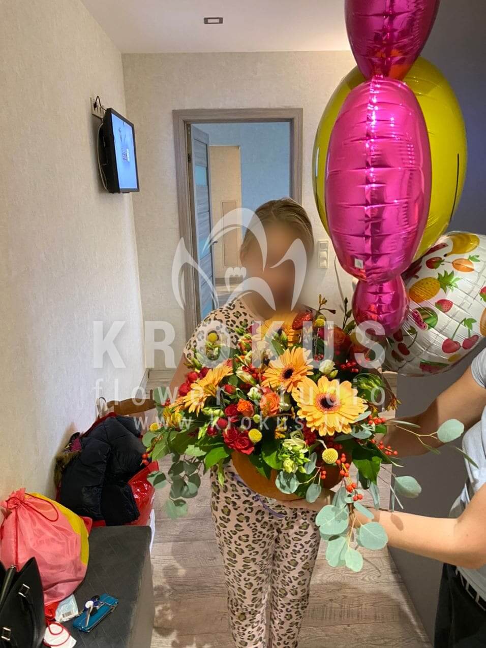 Deliver flowers to Rīga (shrub rosescraspediailexsunflowersruscuspumpkinsnapdragon)