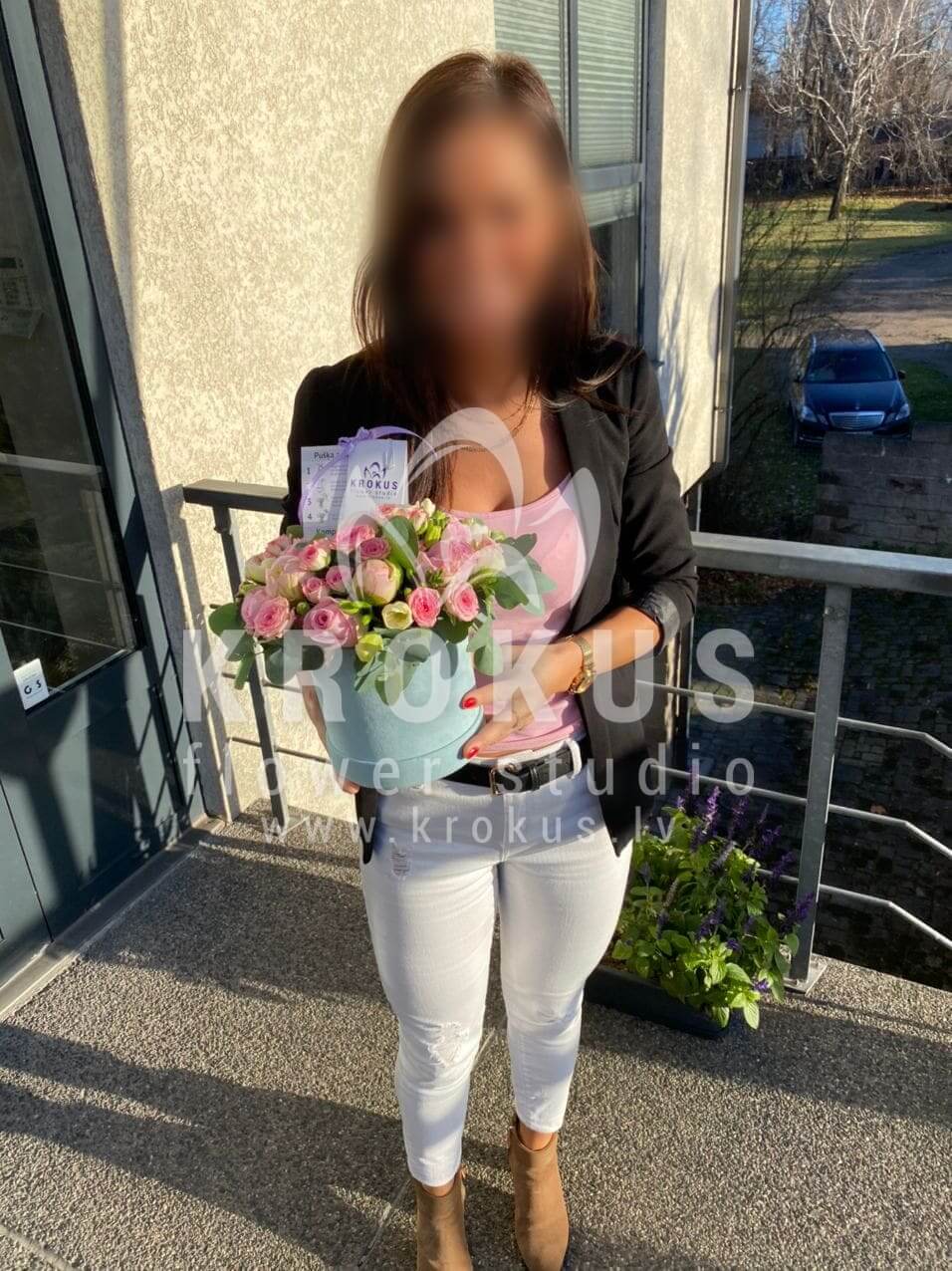 Доставка цветов в город Рига (розовые розыранункулюсыбелые розыпионы)