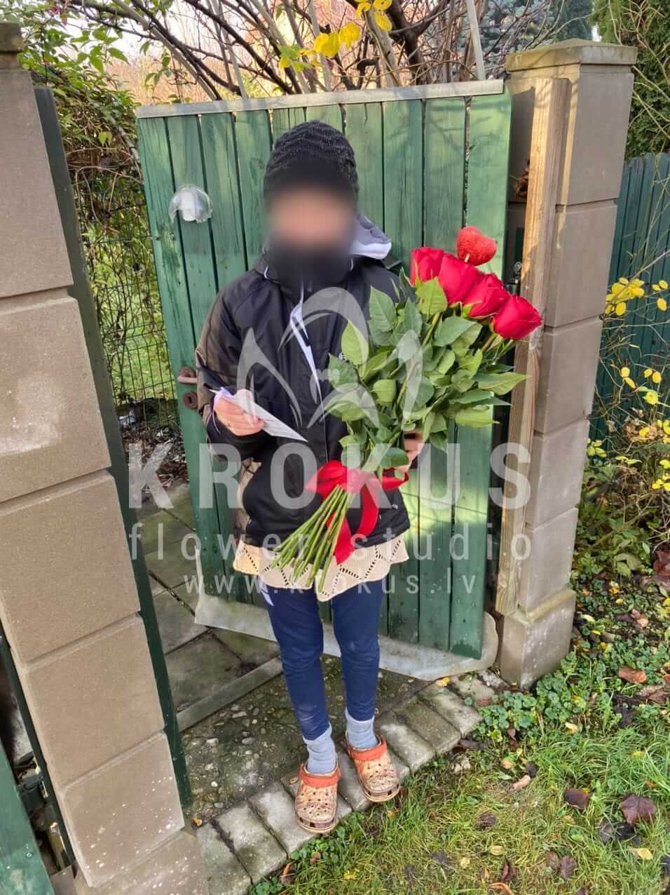Ziedu piegāde Latvia Rīga (rozā rozesdivkrāsu rozes)