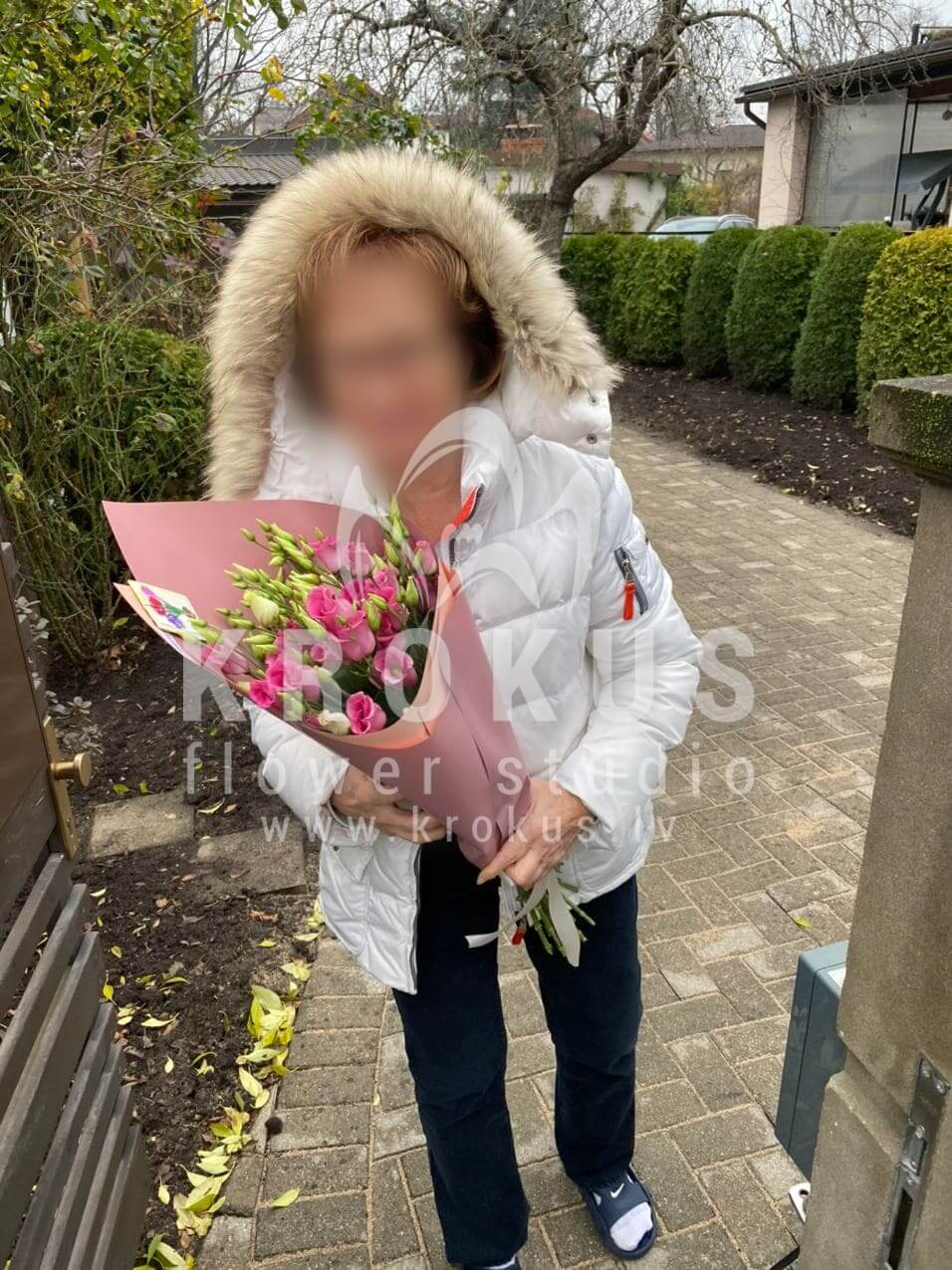Deliver flowers to Rīga (peony rosesoxypetalum)