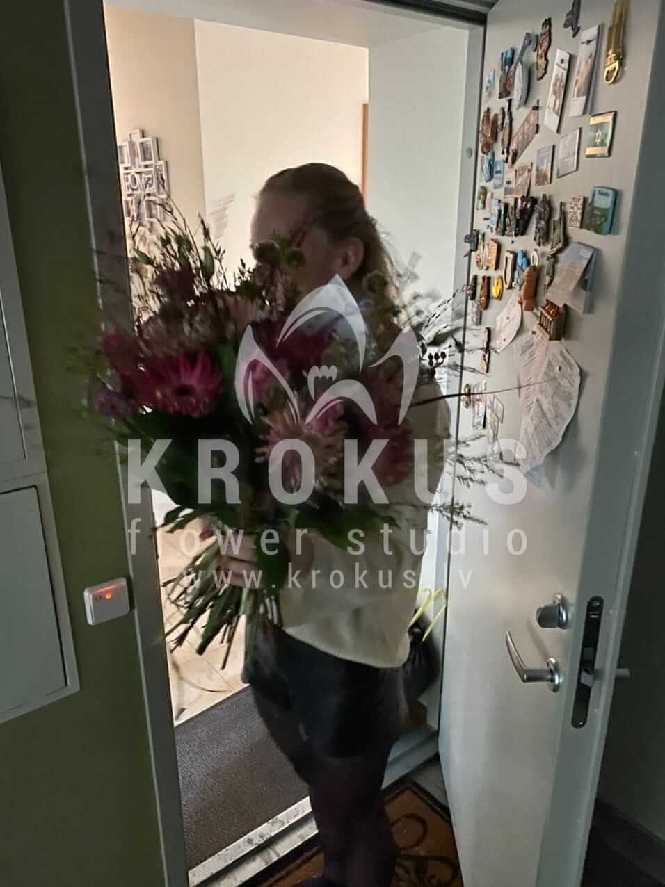 Deliver flowers to Rīga (limoniumastilbeviburnumhydrangeasastrantiasalal)