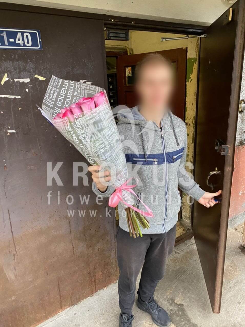Deliver flowers to Rīga (pink rosesbicolor rosespurple roses)