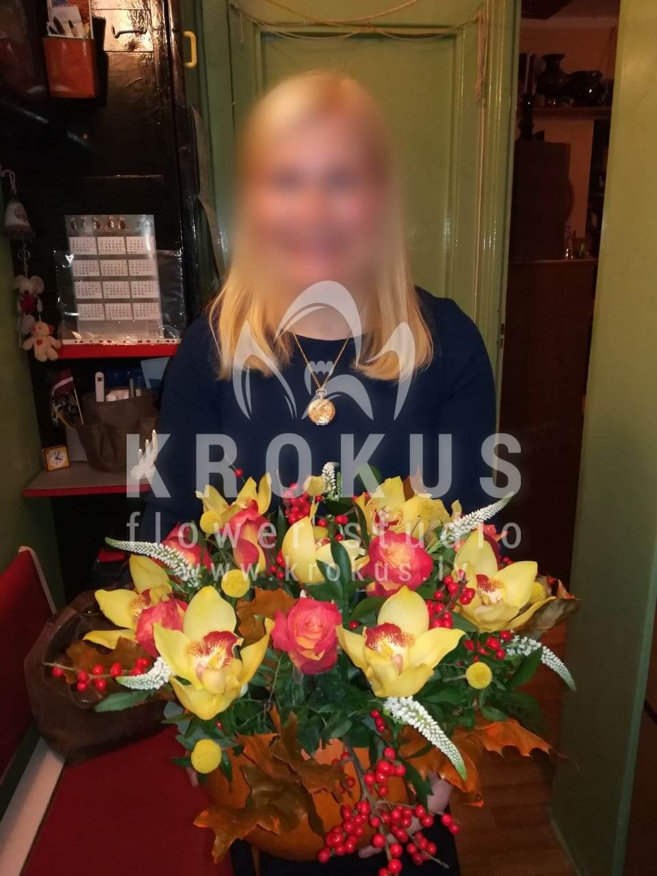 Доставка цветов в город Рига (кустовые розыкраспедияилексподсолнухирускустыкваантирринум)