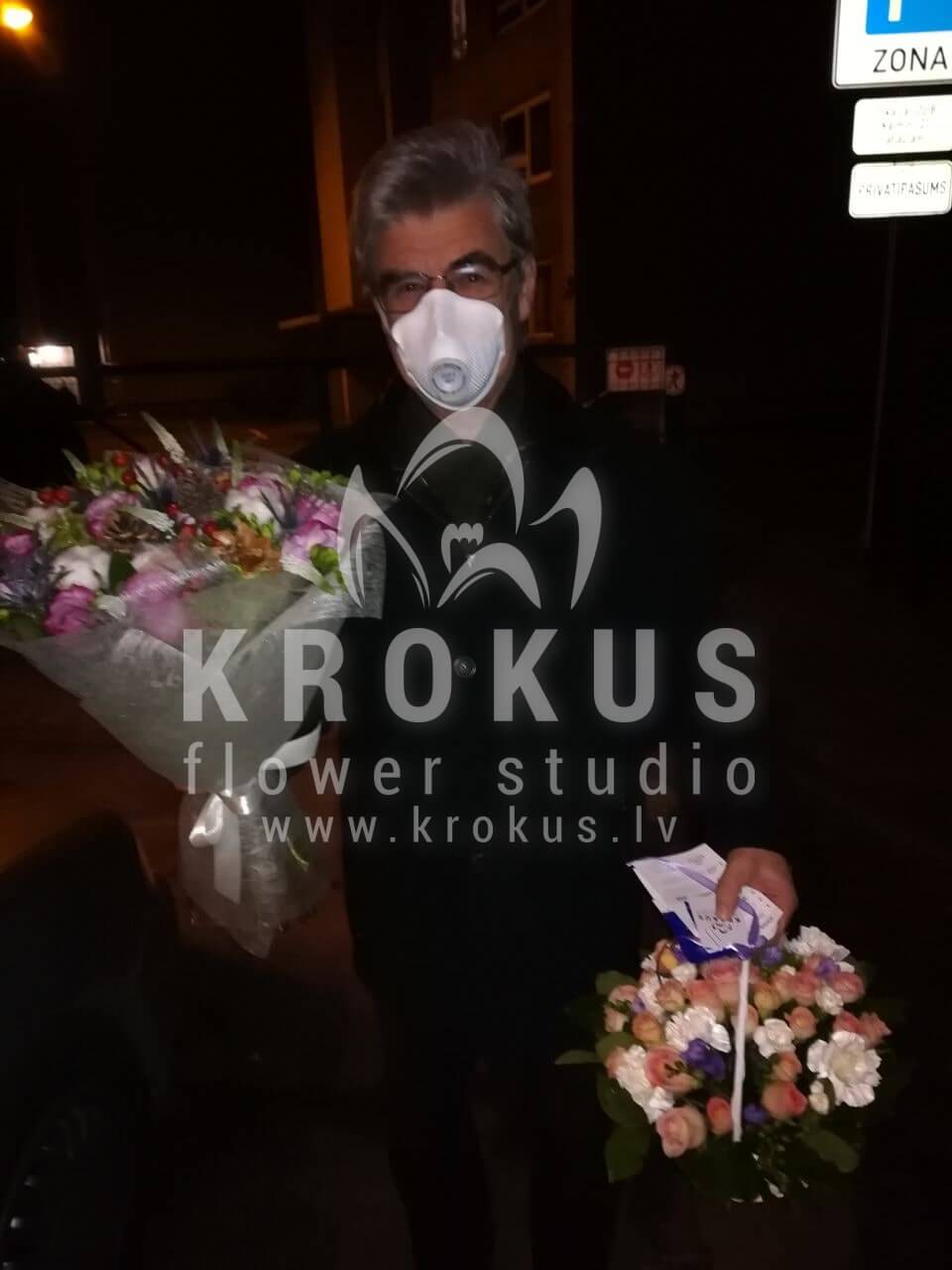 Доставка цветов в город Рига (декорфрезиихлопокэвкалиптгиперикумдвухцветные розы)
