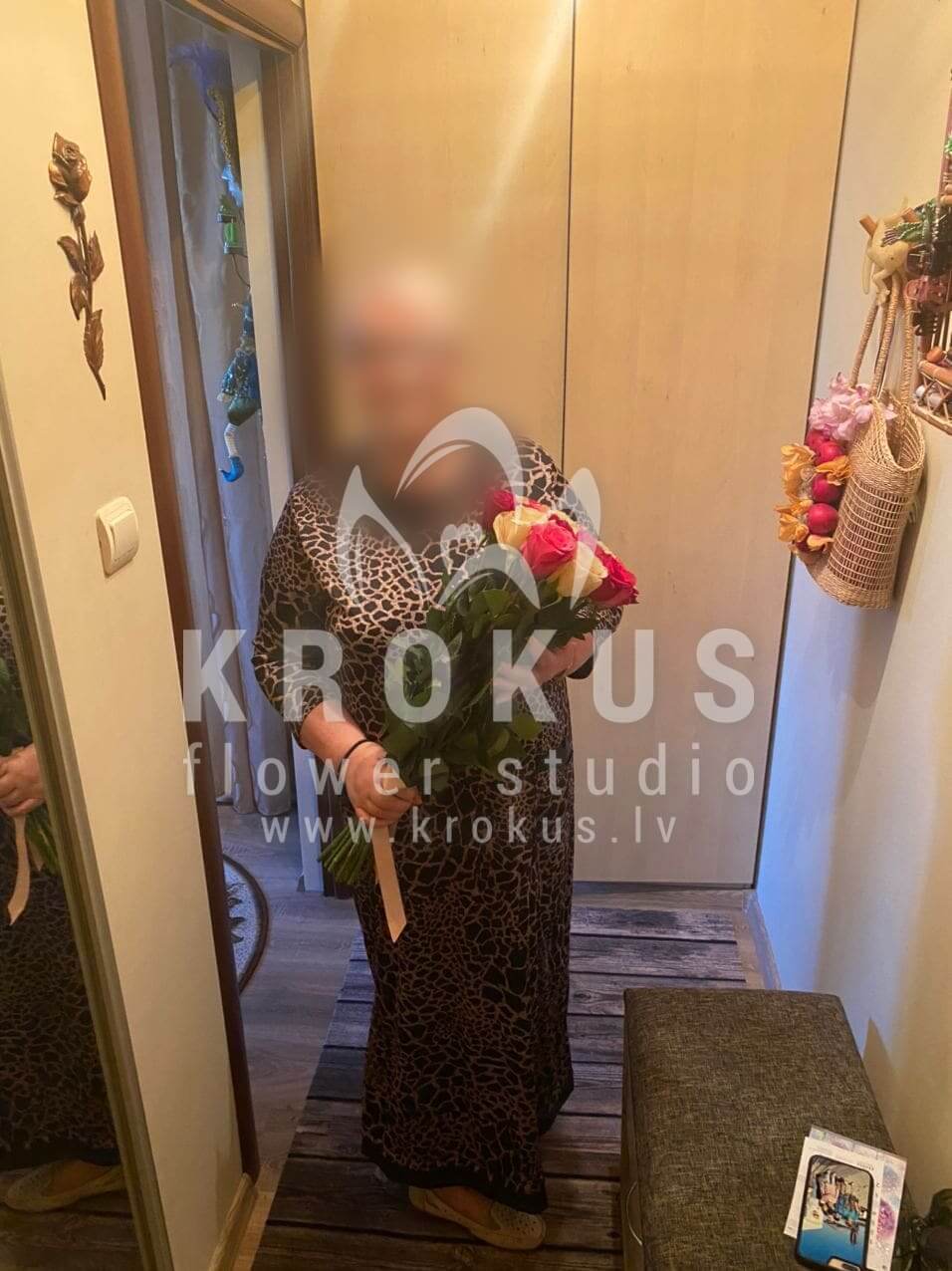 Ziedu piegāde Latvia Rīga (rozā rozesbaltas rozesoranžas rozesdzeltenas rozessarkanas rozes)