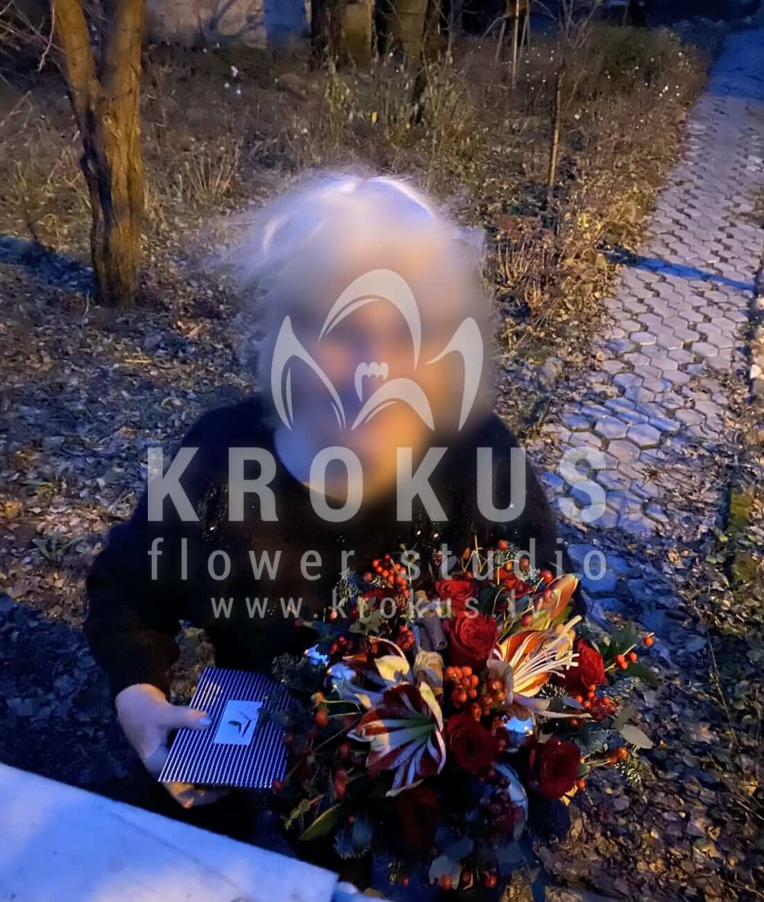 Доставка цветов в город Tīraine (коробкаилексскимияэвкалиптель  нобилискрасные розыамариллисы (гиппеаструм))