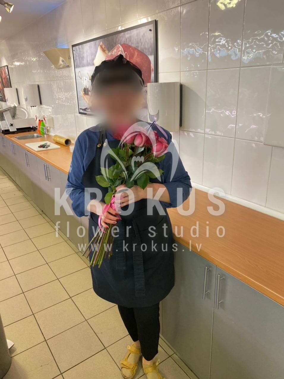 Deliver flowers to Rīga (pink rosesbicolor rosespurple roses)
