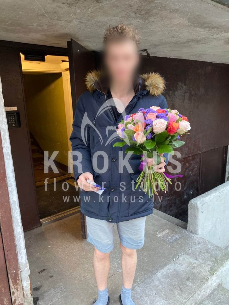 Доставка цветов в город Рига (розовые розыбелые розыкремовые розыстатицаоранжевые розы)