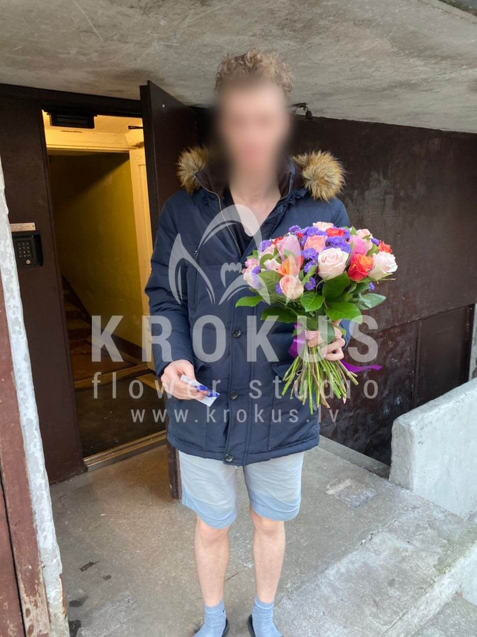Ziedu piegāde Latvia Rīga (rozā rozesbaltas rozesoranžas rozeskrēmkrāsas rozesstatice)