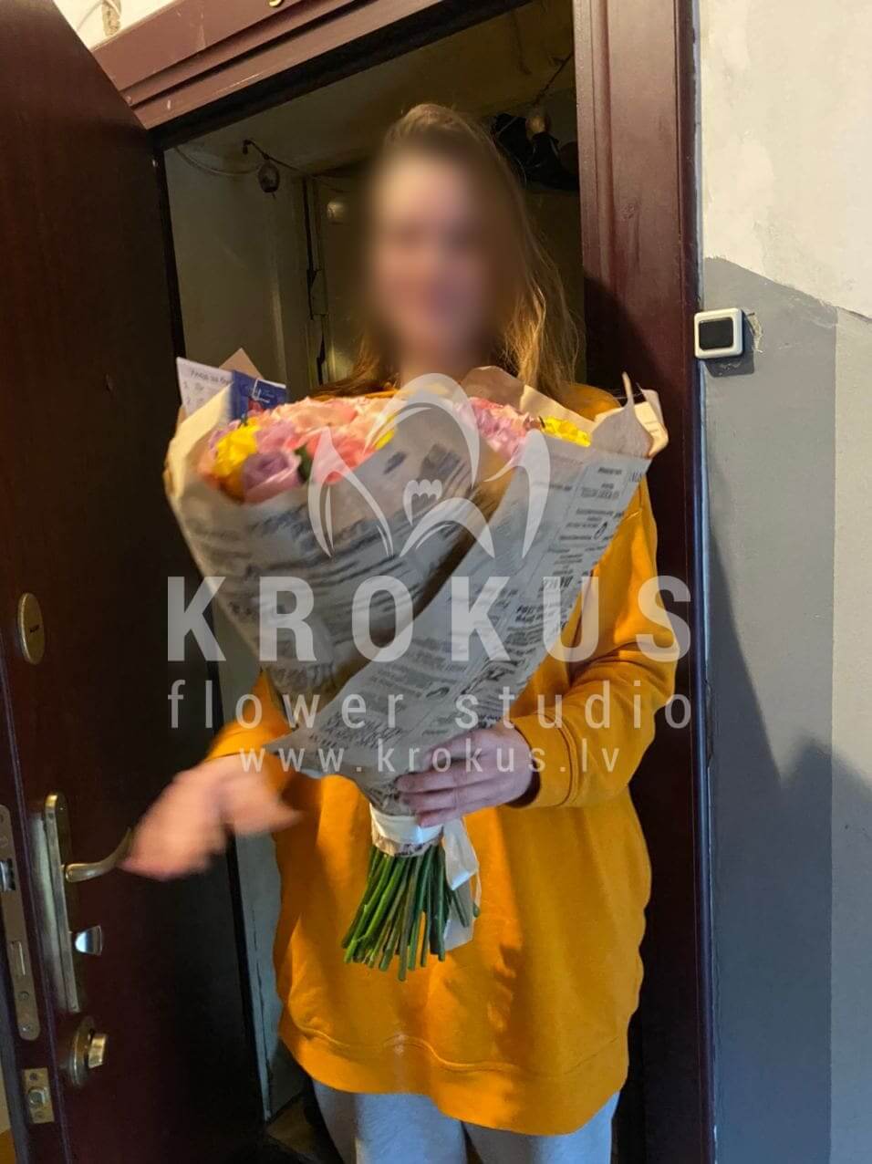 Deliver flowers to Rīga (pink roseswhite rosesorange rosesred rosesyellow roses)