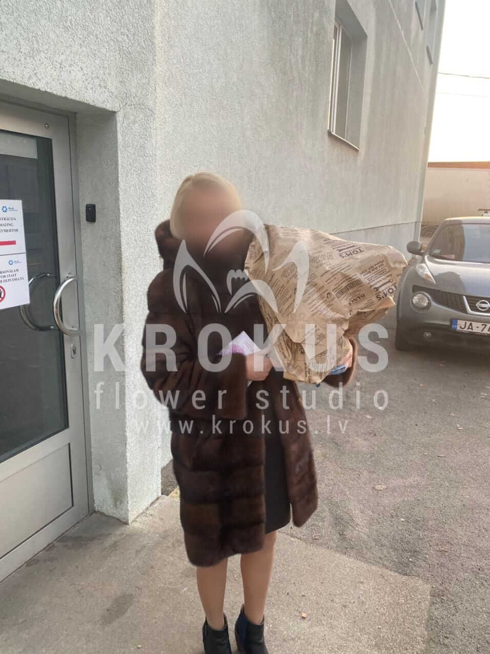 Ziedu piegāde Latvia Rīga (puķuzirņiranunkuļimatiolaeikaliptshortenzijaslizantes)