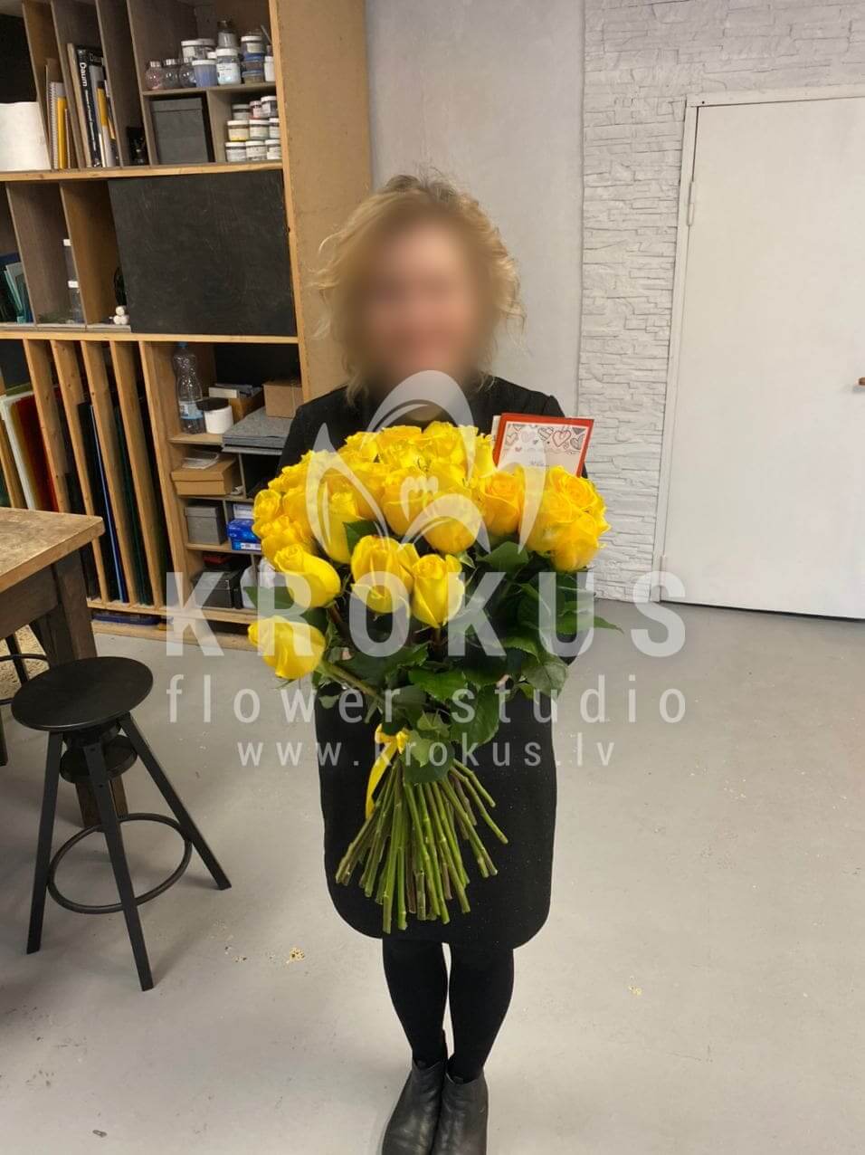 Deliver flowers to Rīga (yellow roses)