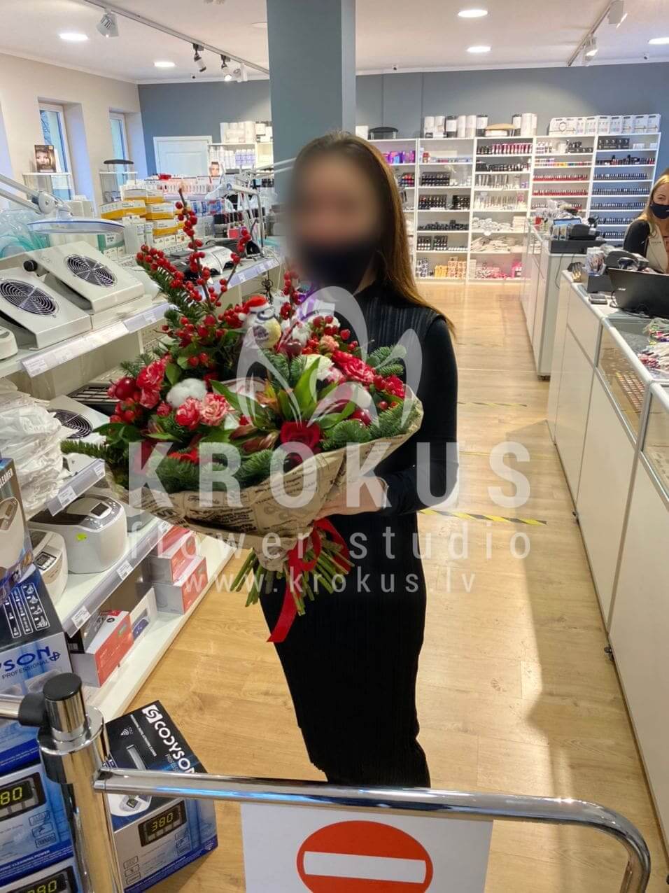 Ziedu piegāde Latvia Rīga (krūmrozesdekorsīlekssranunkuļialstremērijakokvilnahypericumnobilis eglepitosporassarkanas rozes)