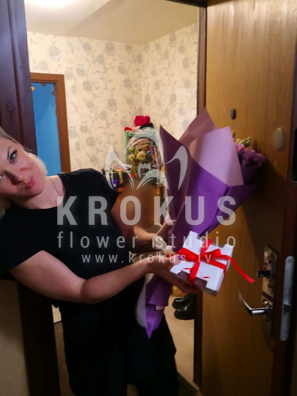 Deliver flowers to Rīga (chrysanthemumslisianthuses (eustoma))