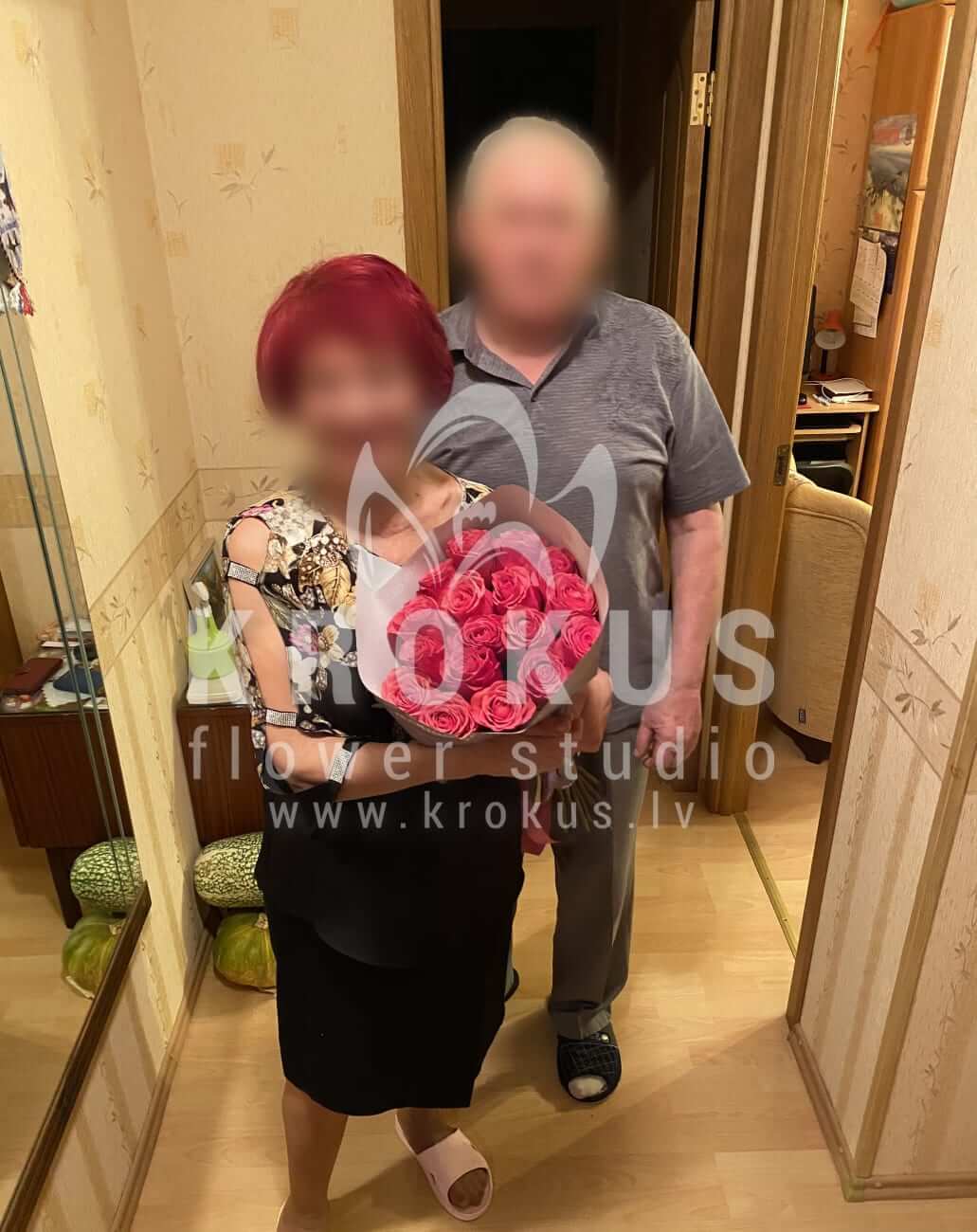 Ziedu piegāde Latvia Rīga (rozā rozesdivkrāsu rozes)