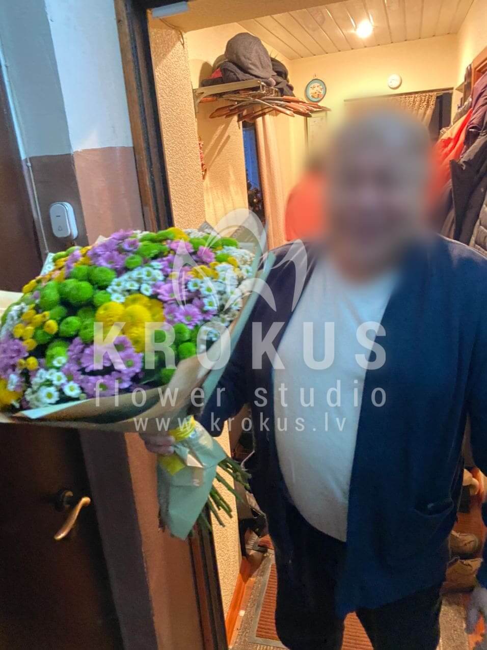 Ziedu piegāde Latvia Rīga (krūmrozeslotossorhidejasalstremērijaornithogalum (baltstarīte)eryngiumeikaliptspeonveidīgās rozessarkanas rozes)