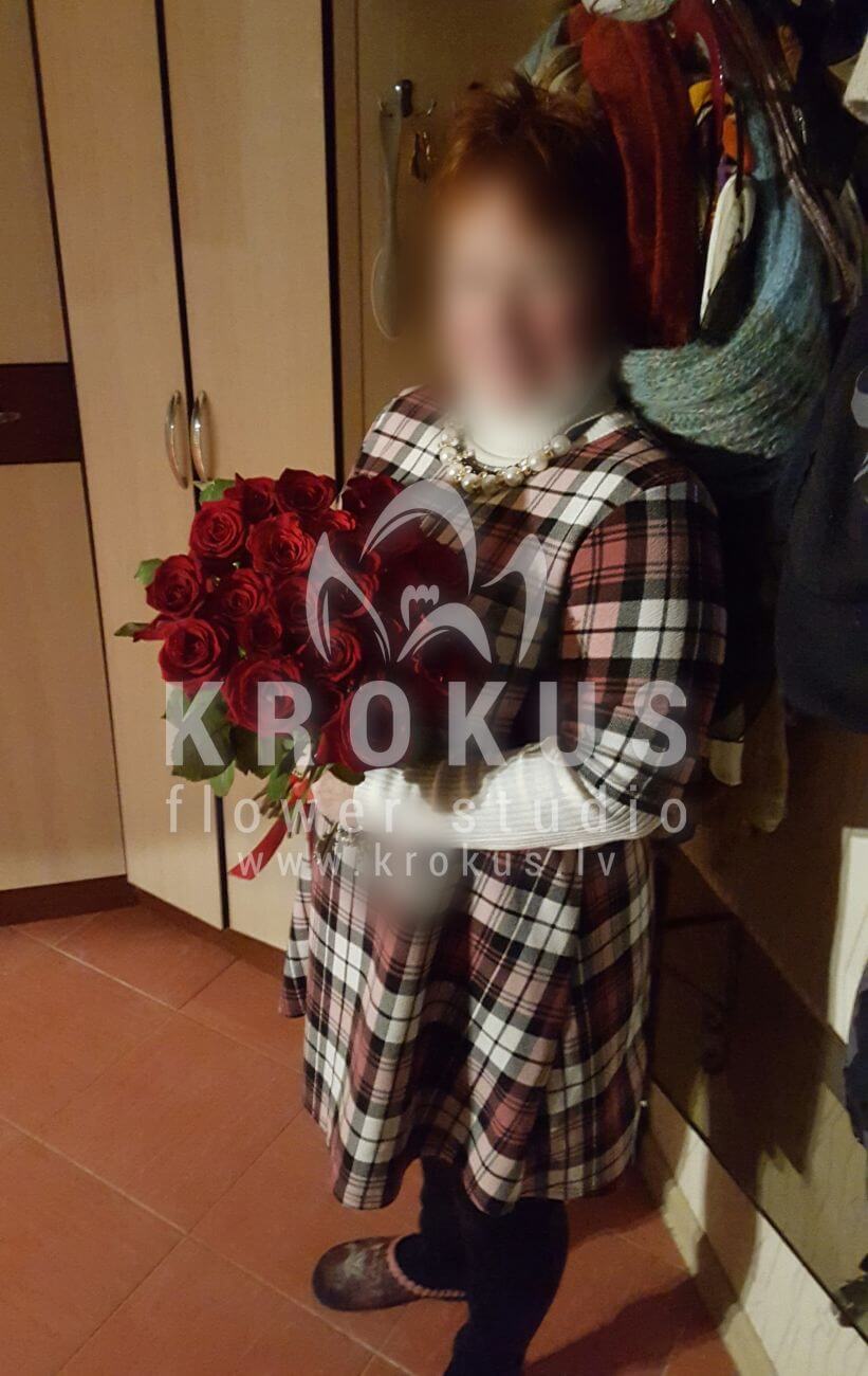 Deliver flowers to Latvia (red roses)