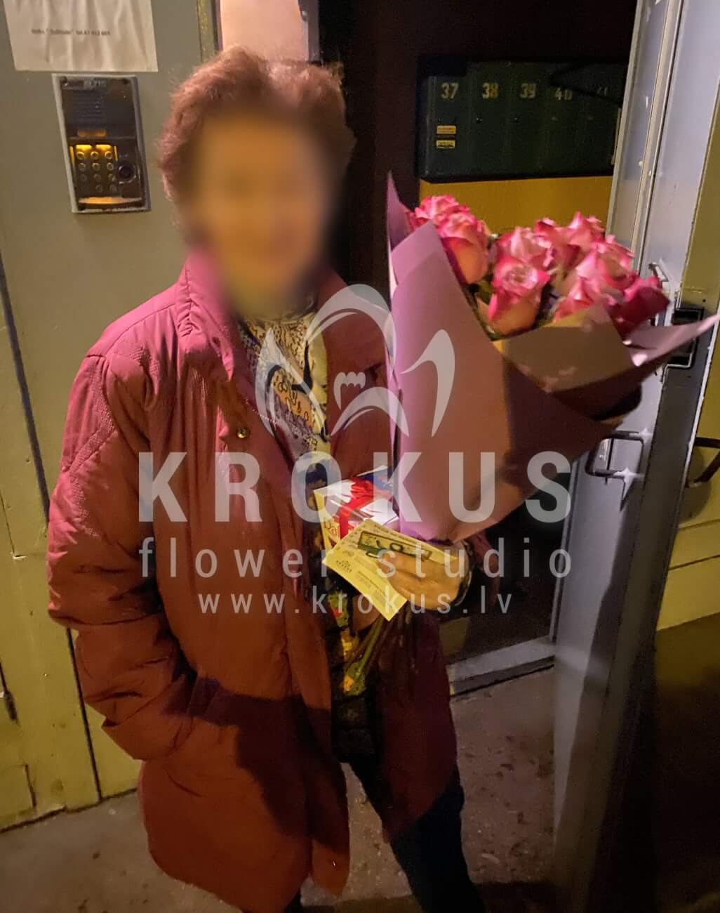 Deliver flowers to Rīga (pink rosesbicolor rosespurple roses)