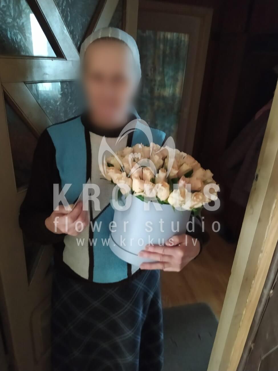 Deliver flowers to Jaunbērze (boxwhite roses)