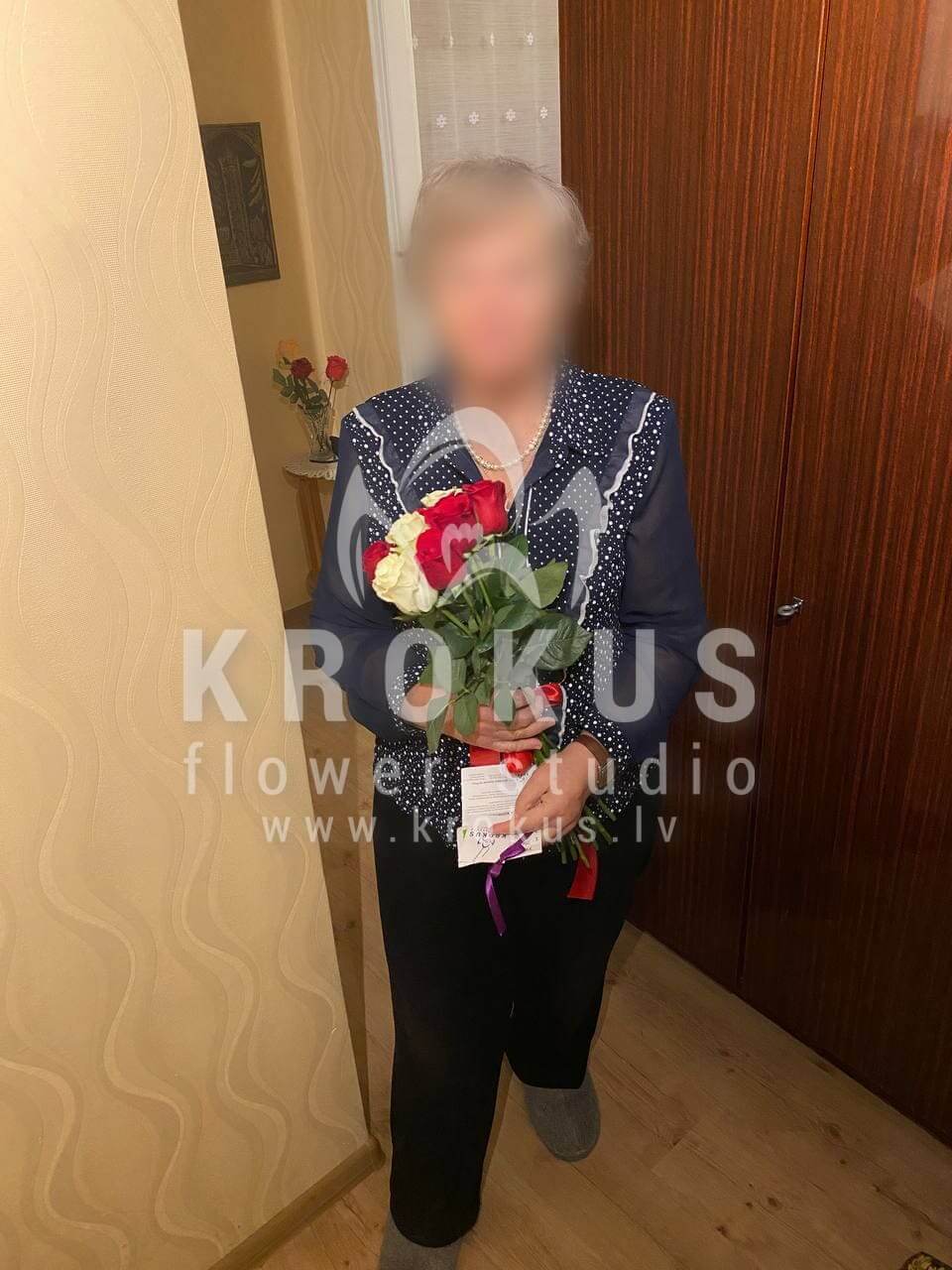 Deliver flowers to Rīga (white rosesred roses)