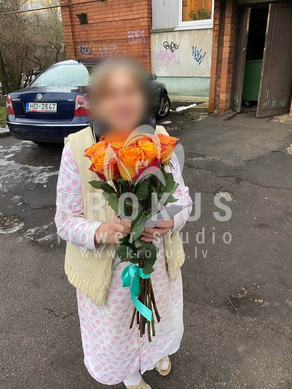 Deliver flowers to Rīga (bicolor roses)