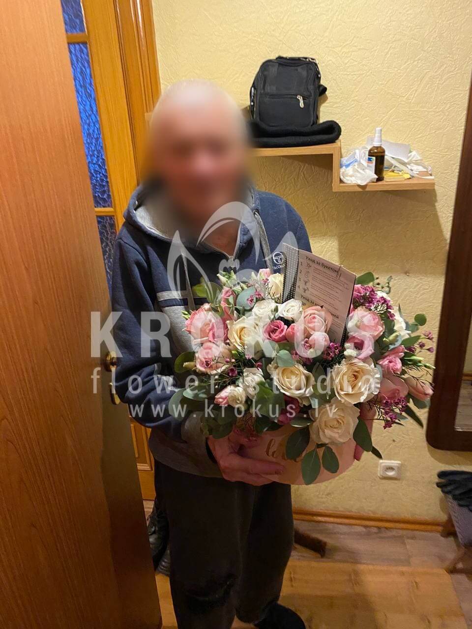 Ziedu piegāde Latvia Rīga (rozā rozestulpesneļķesstilīga kastītebaltas rozeseikaliptswaxflower)