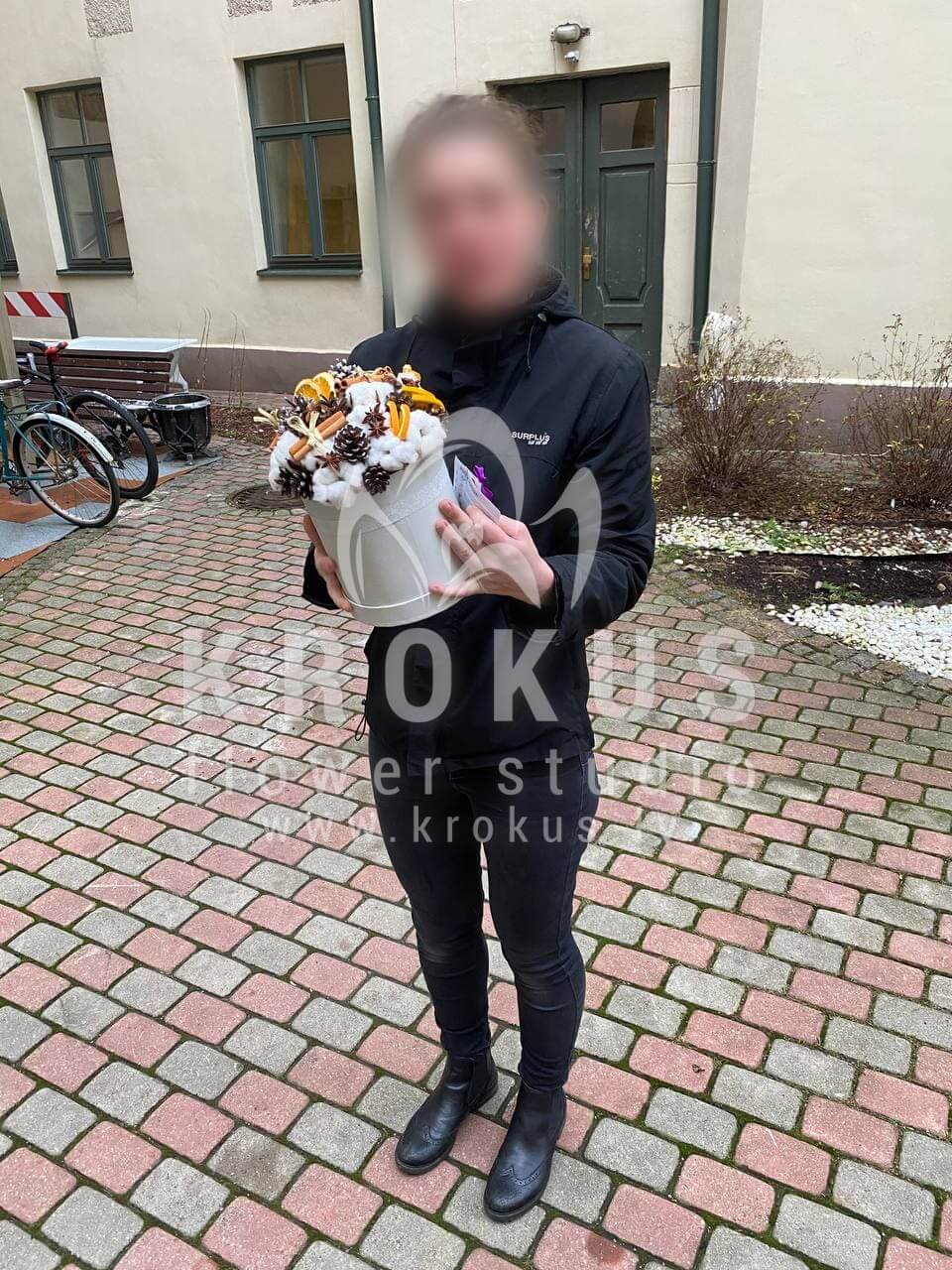 Ziedu piegāde Latvia Rīga (kanēlisdekorsstilīga kastītekokvilna)