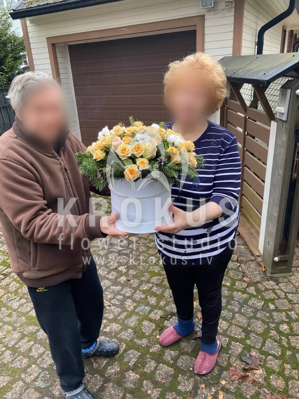 Deliver flowers to Jūrmala (shrub rosesdecorstylish boxcream rosescottonnoble fir)