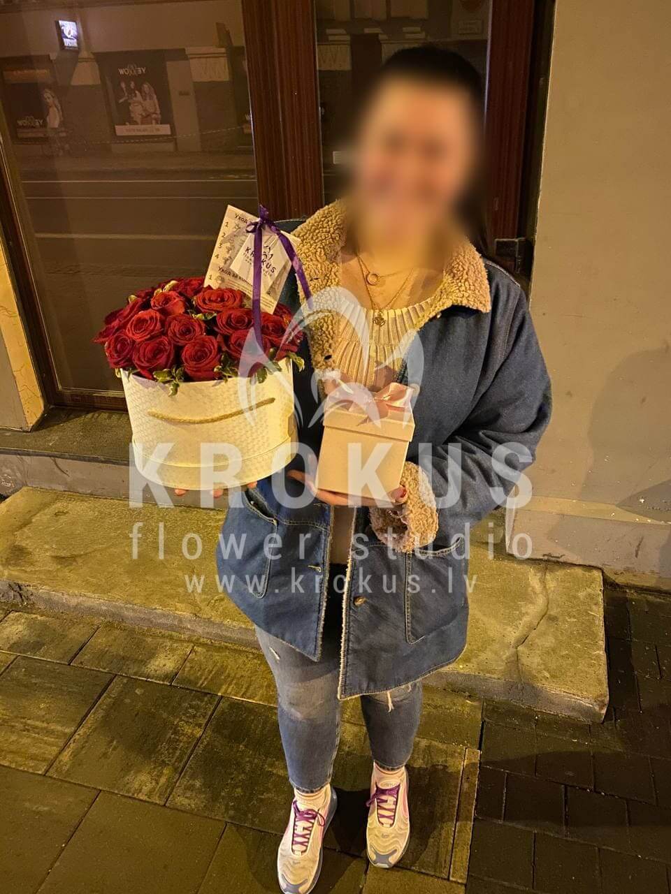 Доставка цветов в город Рига (коробкакрасные розы)
