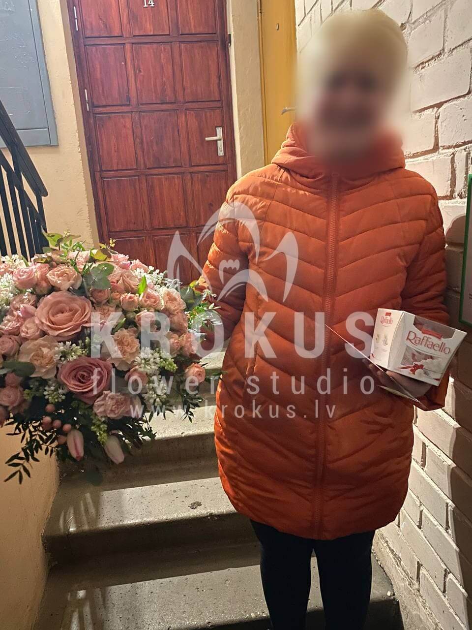 Deliver flowers to Tīraine (shrub rosespink rosestulipsclovespistaciagum treepeony roseshypericum)