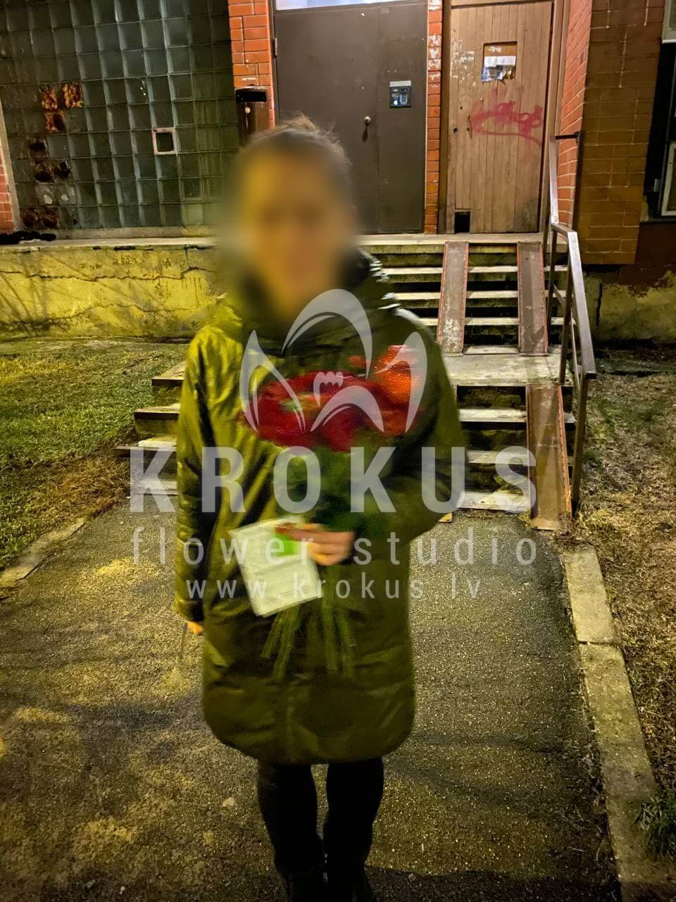 Ziedu piegāde Latvia Latvia (sukulentihypericumsarkanas rozes)