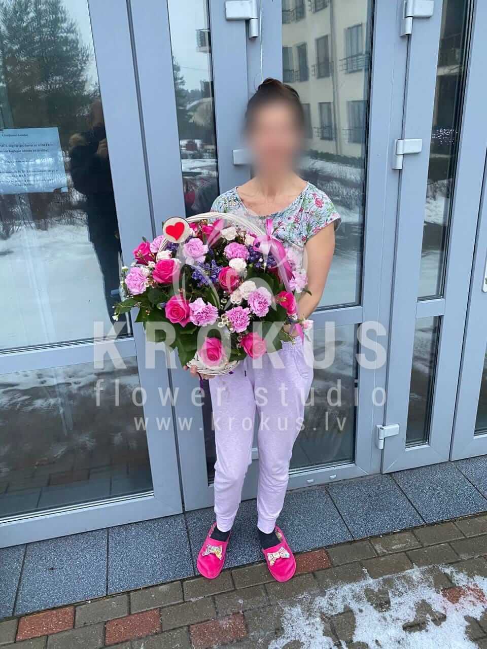 Deliver flowers to Rīga (shrub rosespink rosescloveswaxflowersalalstatice)