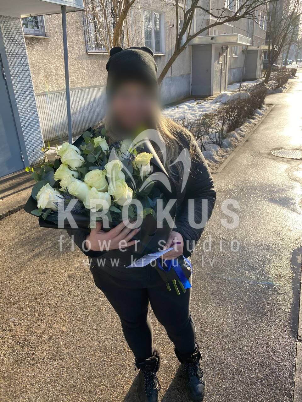 Доставка цветов в город Рига (белые розыэвкалипт)