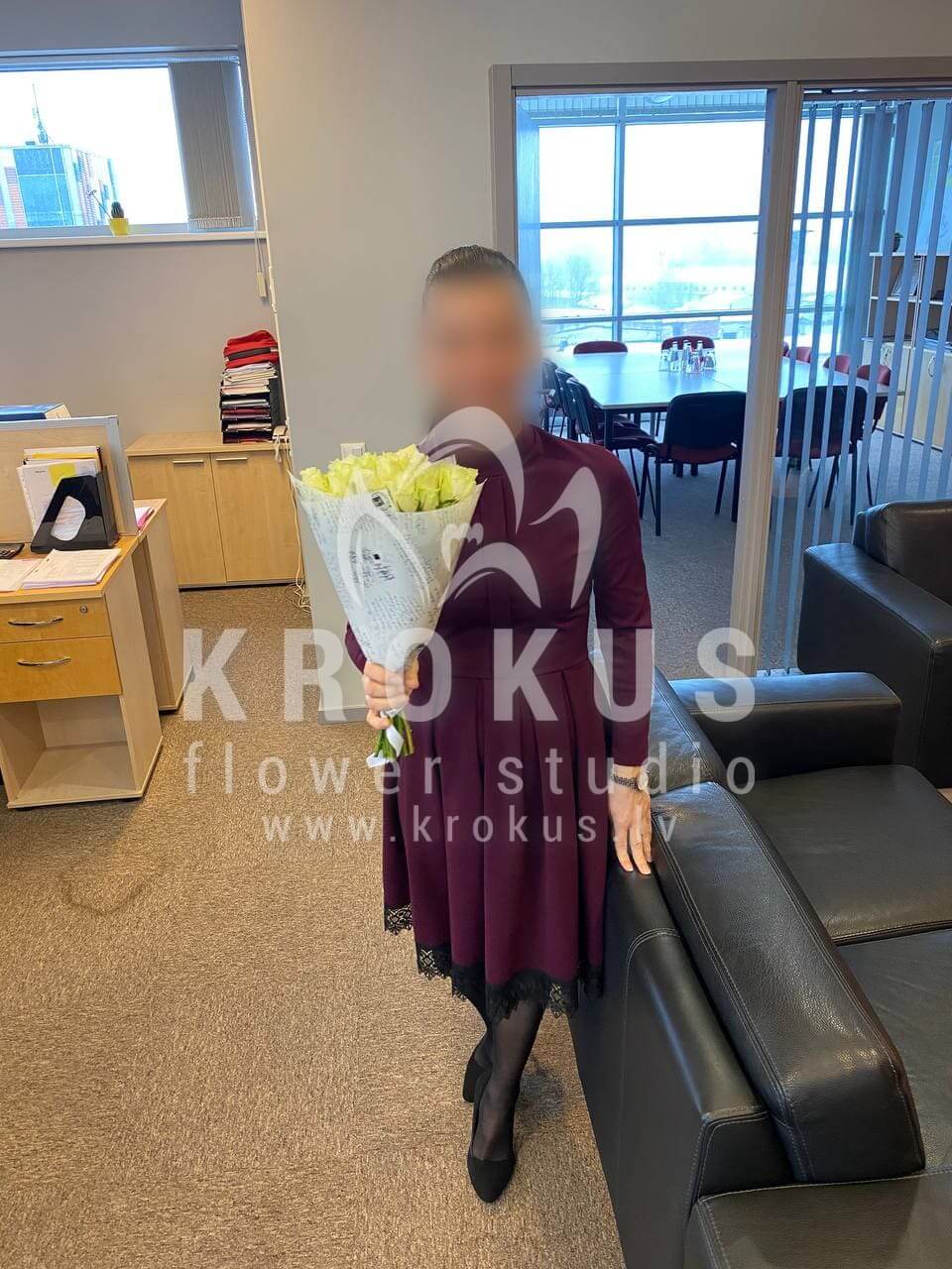 Deliver flowers to Rīga (white roses)