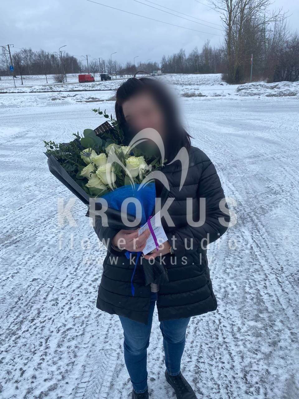 Доставка цветов в город Рига (белые розыэвкалипт)