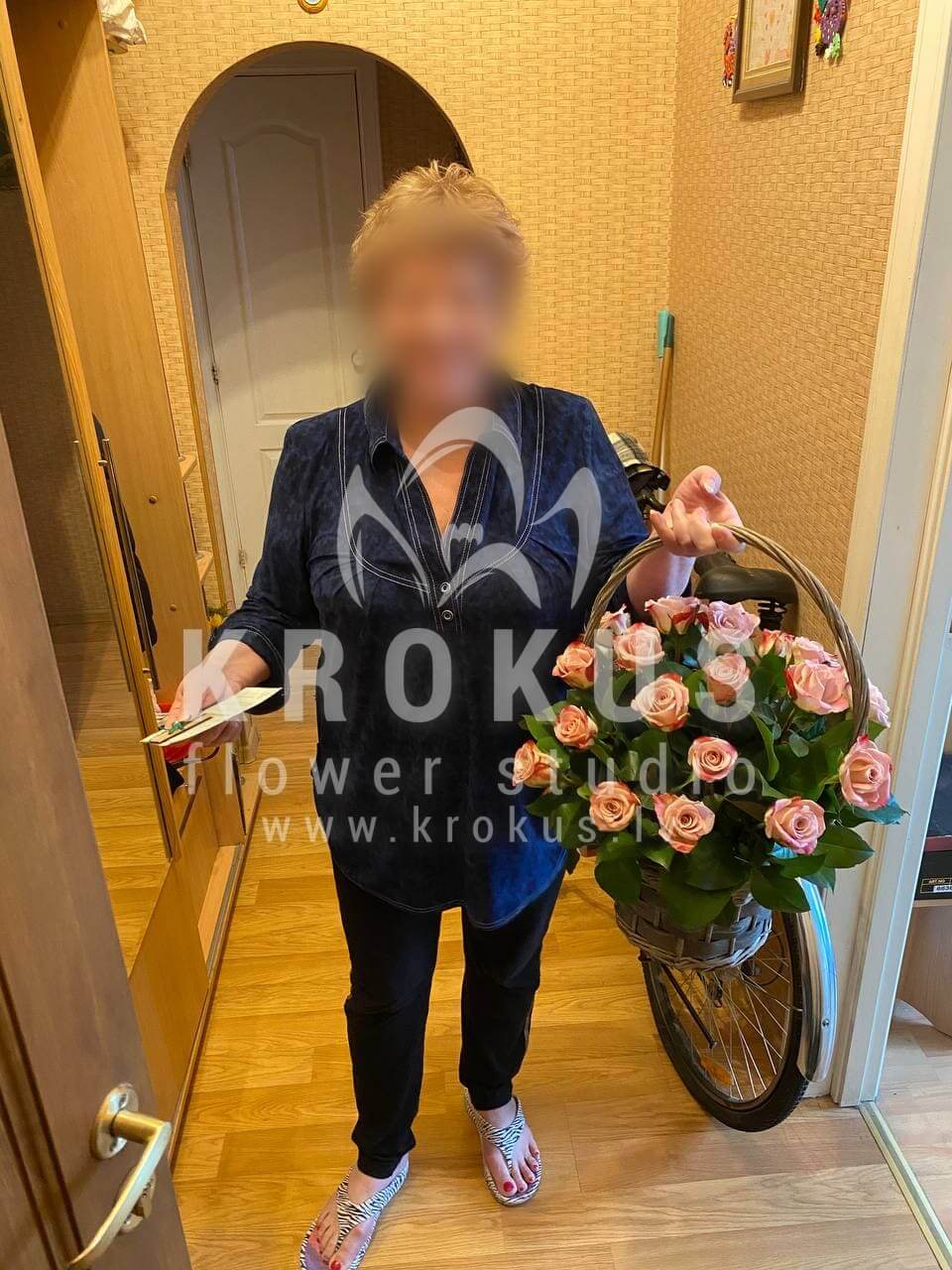 Deliver flowers to Rīga (bicolor roses)