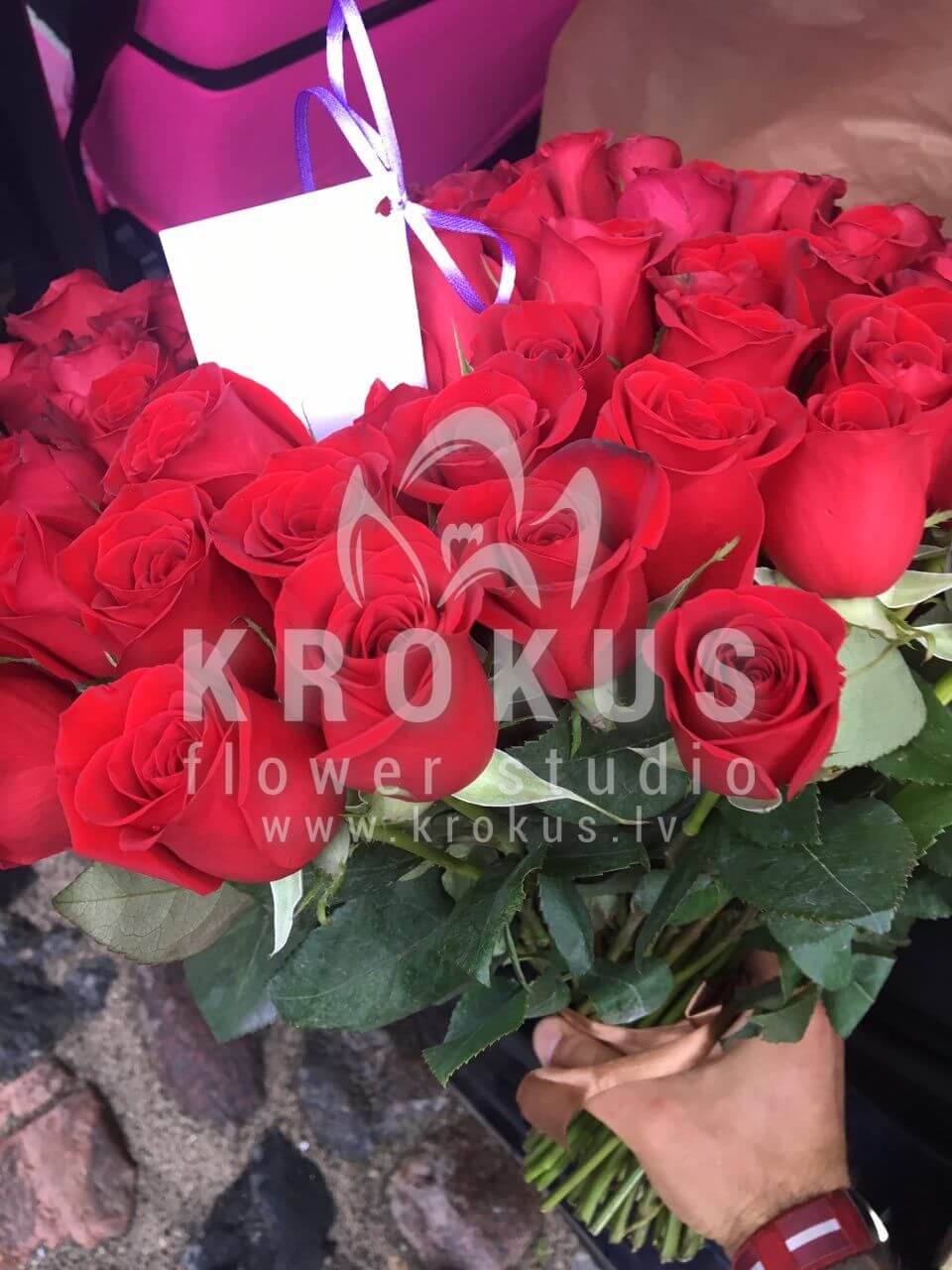 Deliver flowers to Latvia (red roses)