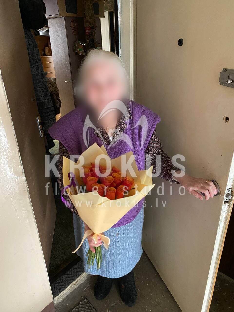 Deliver flowers to Rīga (gum treecream roses)