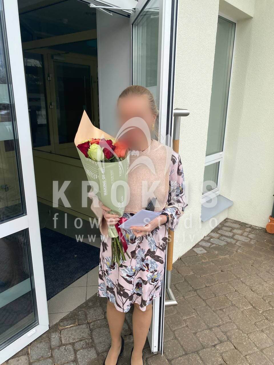 Ziedu piegāde Latvia Rīga (rozā rozesbaltas rozesoranžas rozeskrēmkrāsas rozesdzeltenas rozessarkanas rozes)