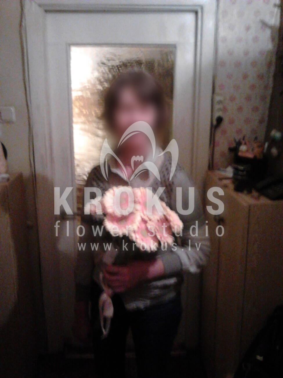 Deliver flowers to Latvia (shrub roses)