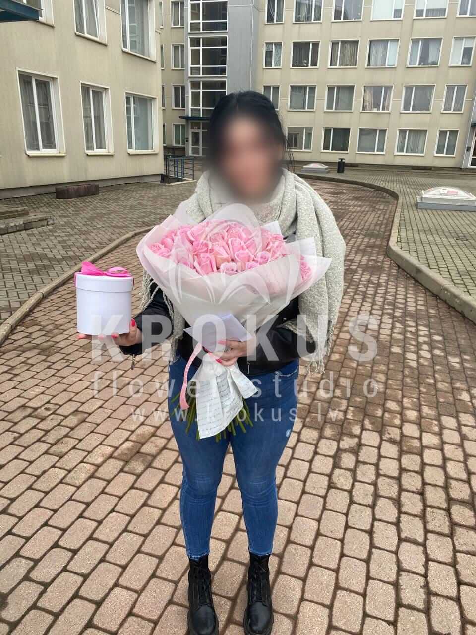 Deliver flowers to Rīga (pink roses)