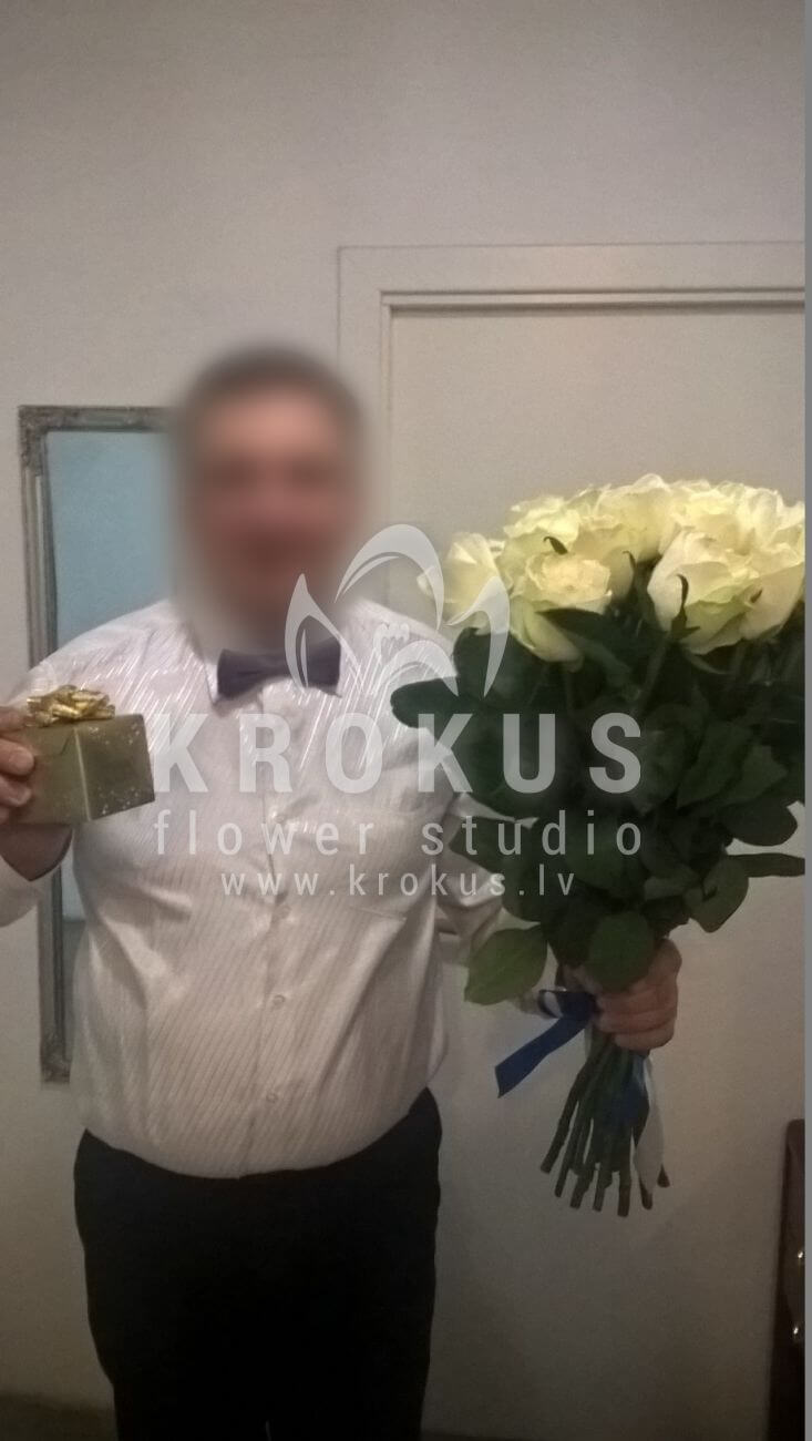 Deliver flowers to Latvia (white roses)
