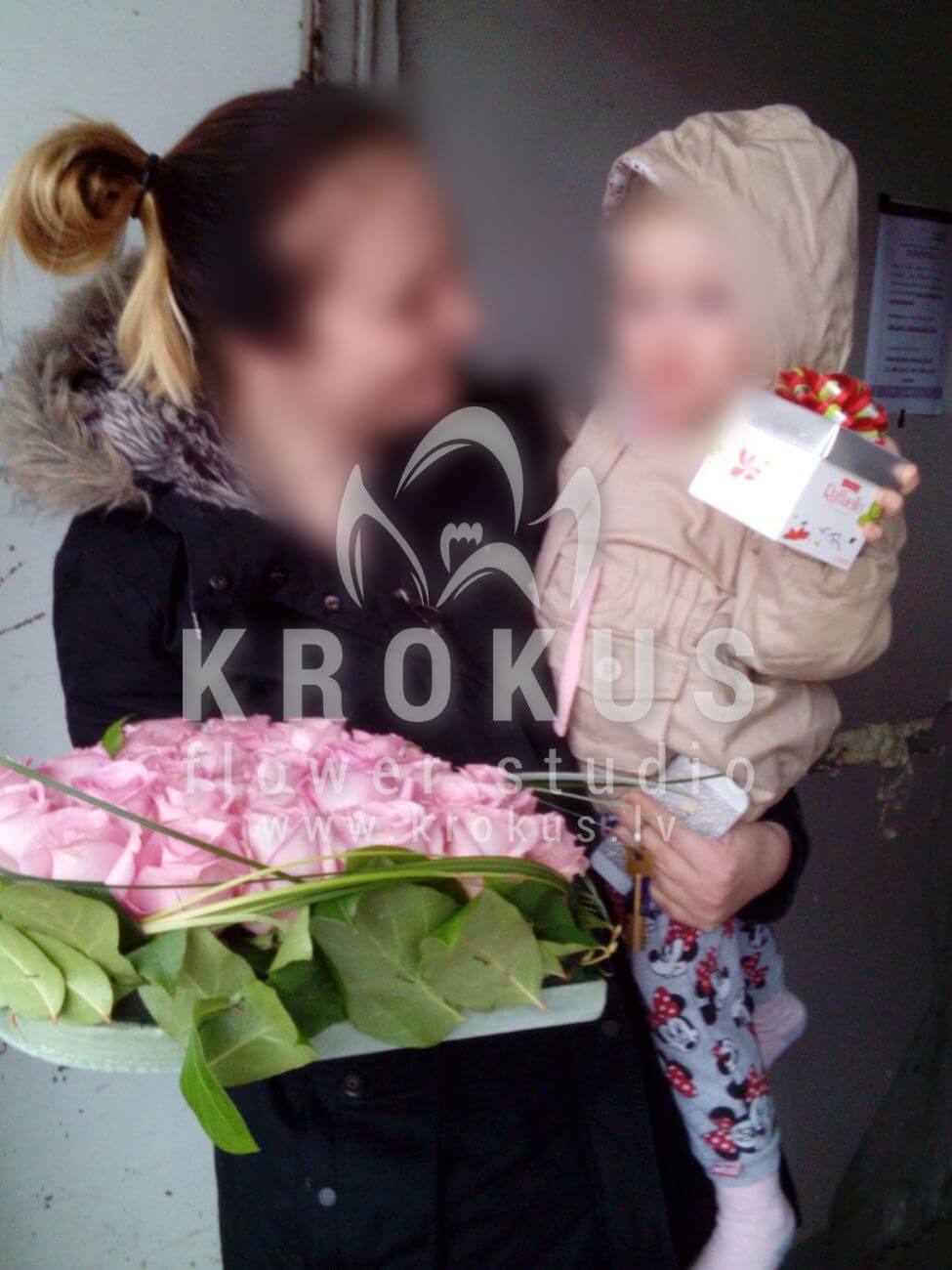 Deliver flowers to Latvia (pink rosesbeargrasssalalaspidistra)