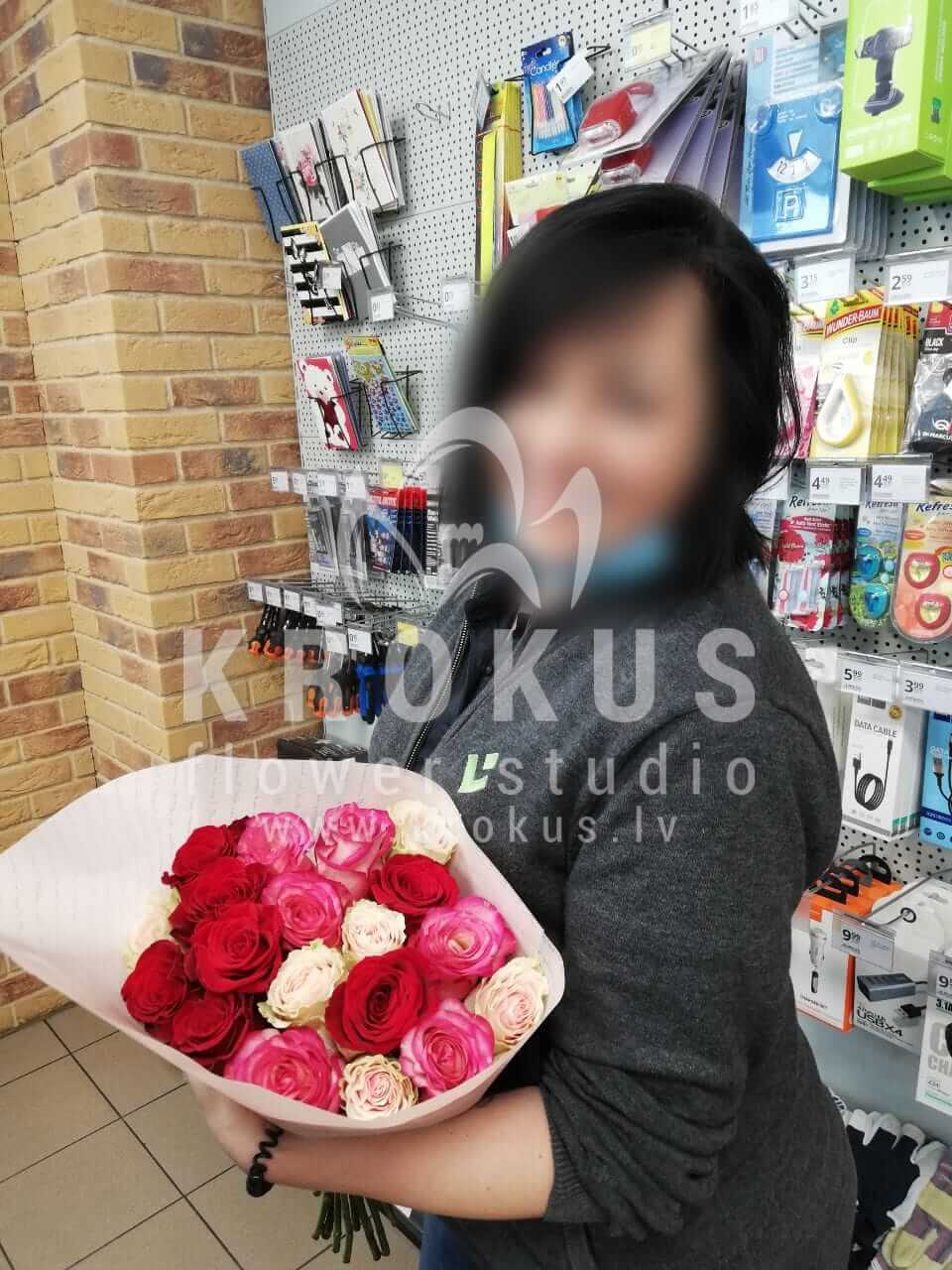 Доставка цветов в город Рига (белые розыкрасные розы)
