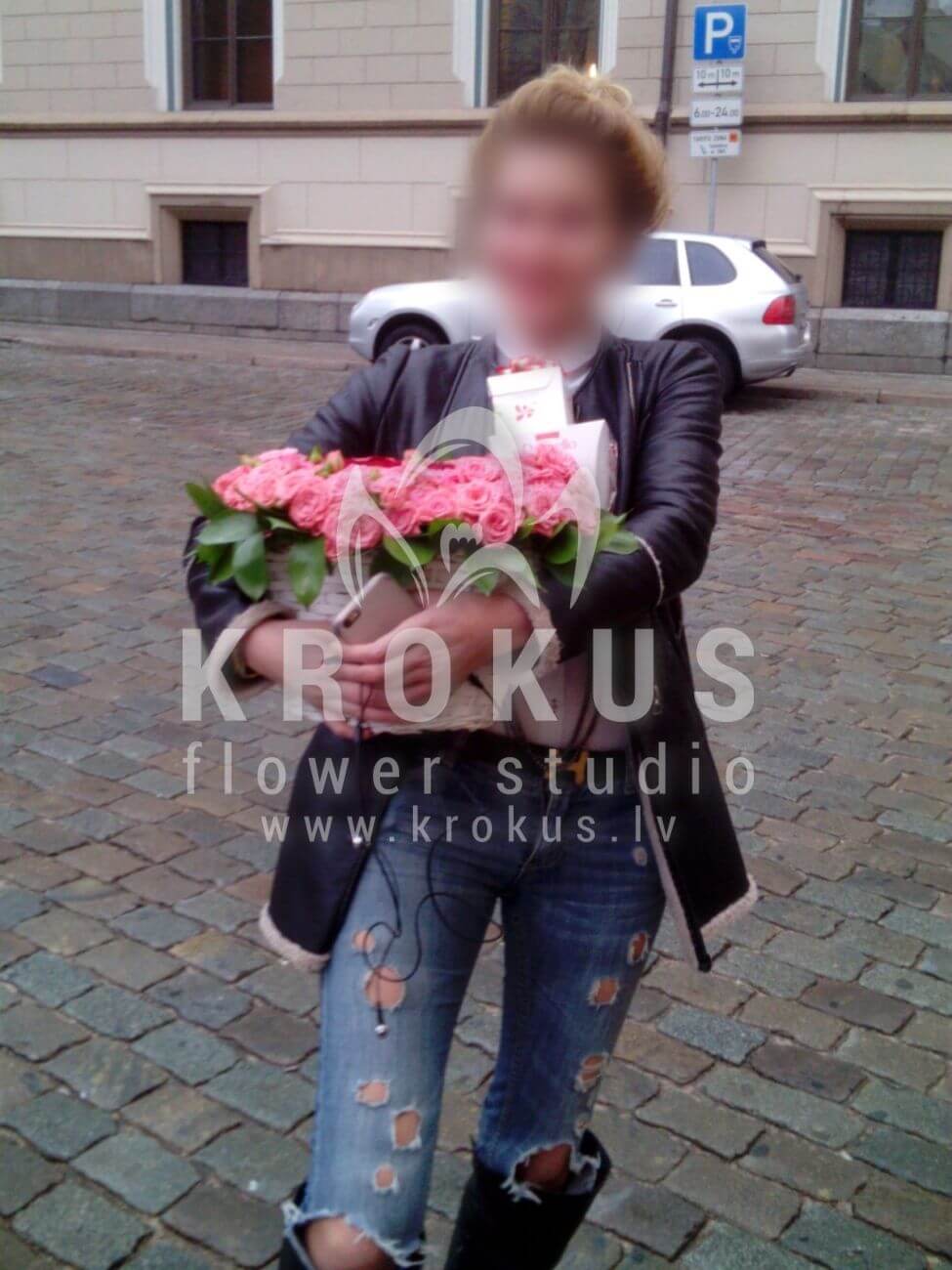 Deliver flowers to Latvia (shrub rosesruscusred roses)