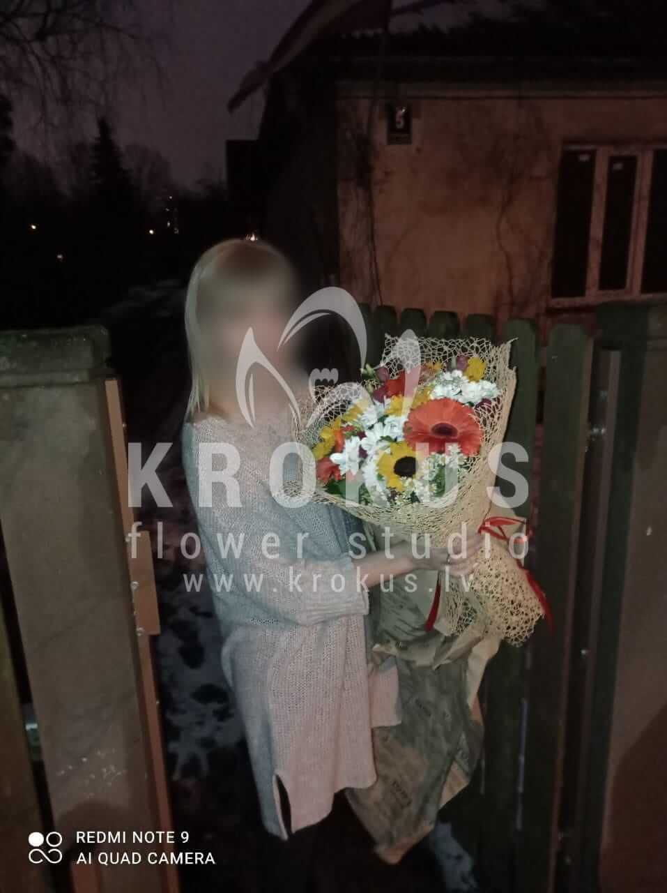 Deliver flowers to Rīga (shrub rosessunflowersmeadow flowersgoldenrodchrysanthemumshypericumdaisies)