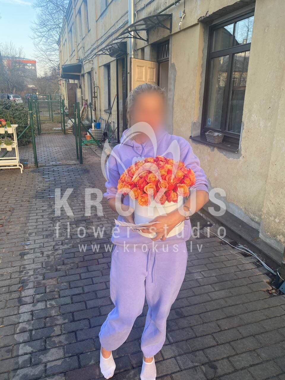 Доставка цветов в город Рига (стильная коробкаоранжевые розы)