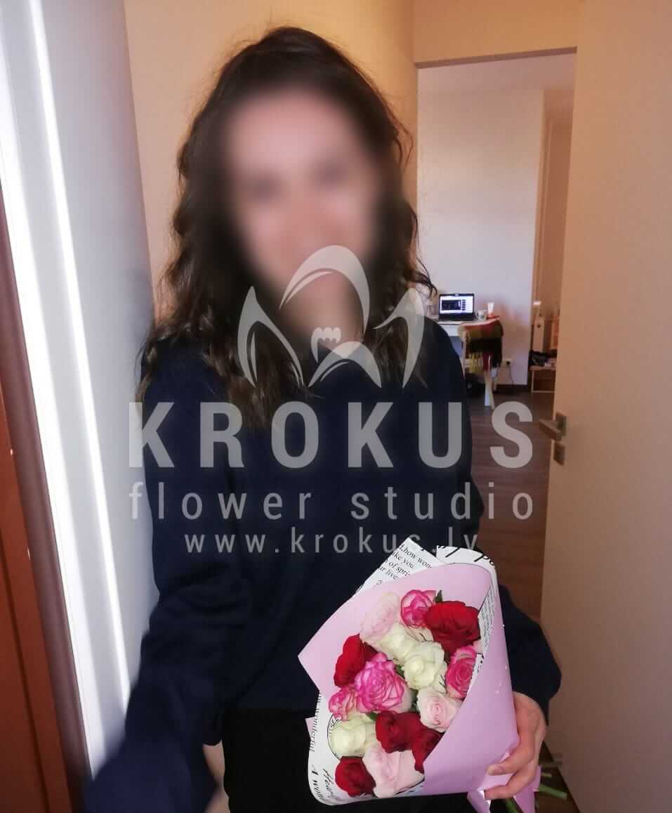 Deliver flowers to Rīga (pink roseswhite rosesorange rosesyellow rosesred roses)