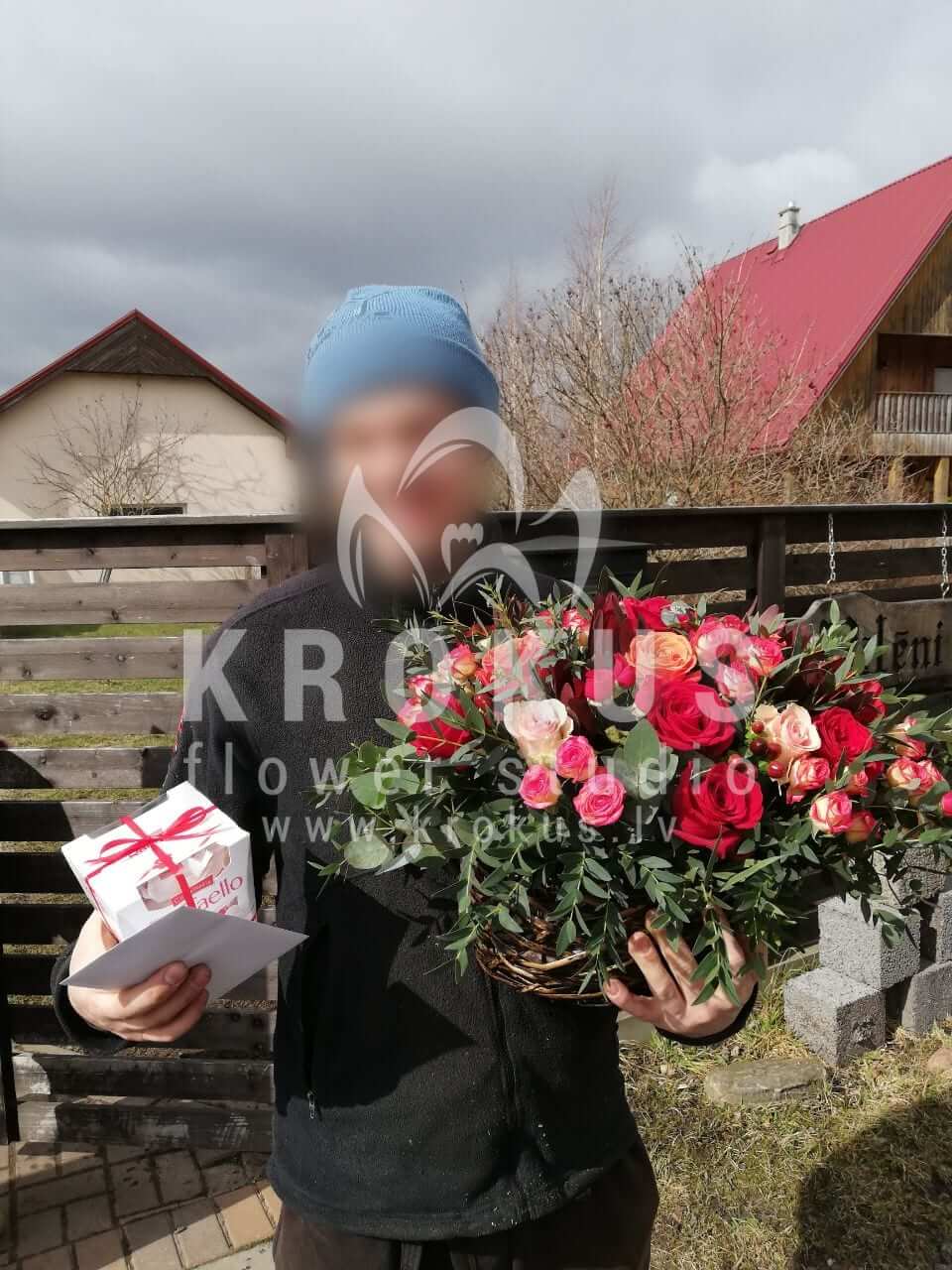 Доставка цветов в город Pīlēni (фрезиилеукадендронэвкалипткрасные розыоранжевые розыкремовые розы)