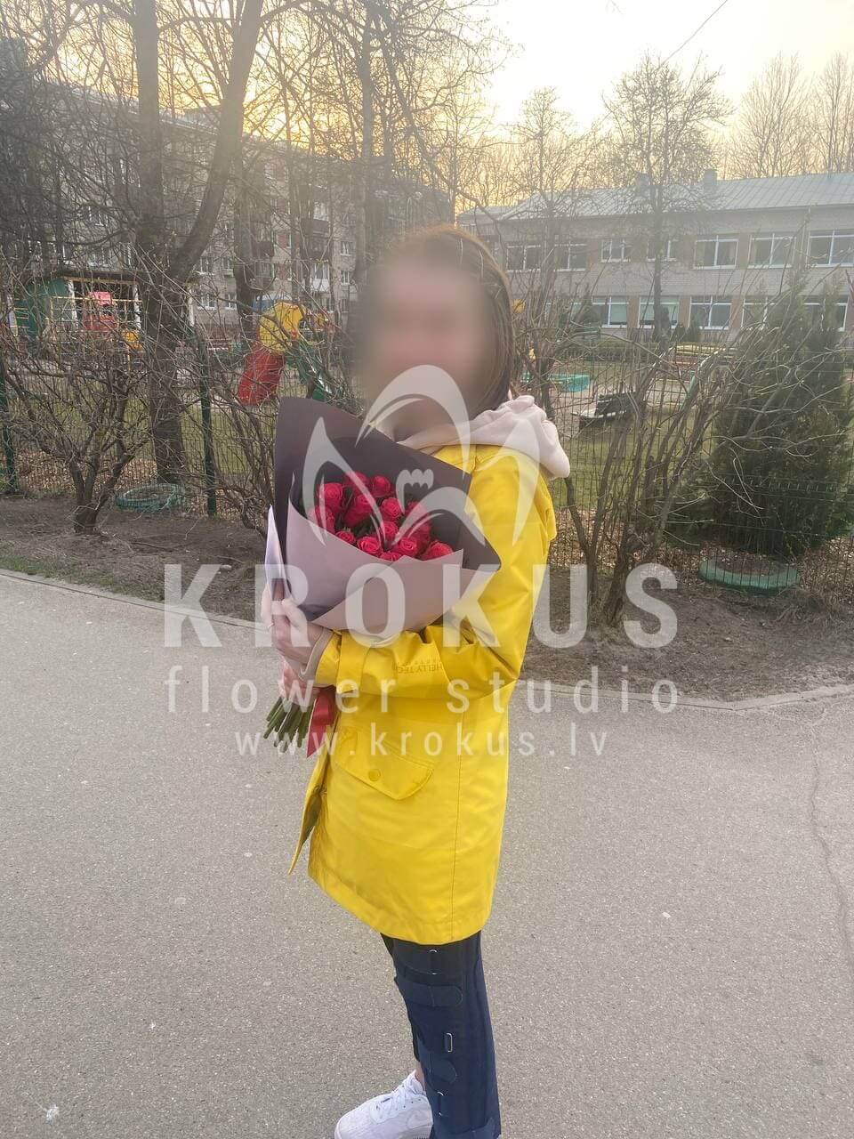 Ziedu piegāde Latvia Rīga (violetas rozes)
